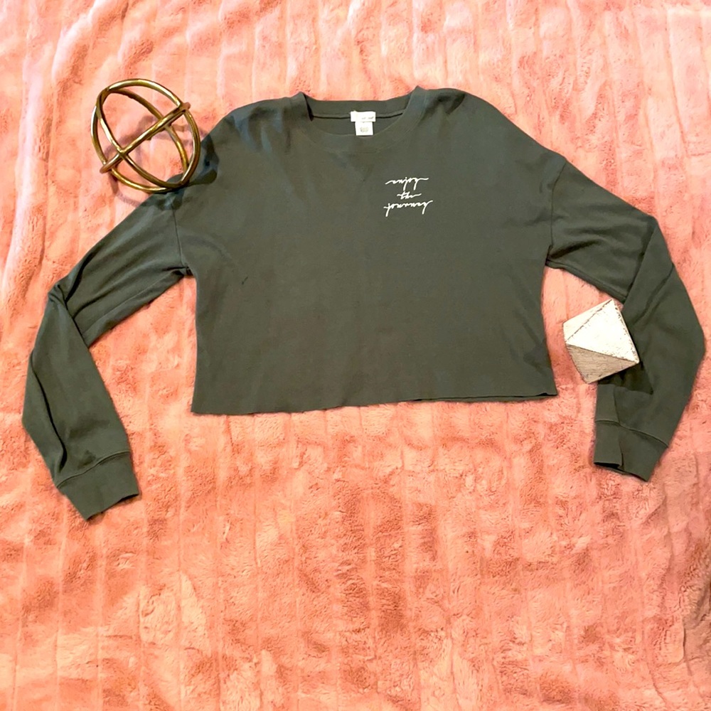 Crop top long sleeve olive green sweatshirt.